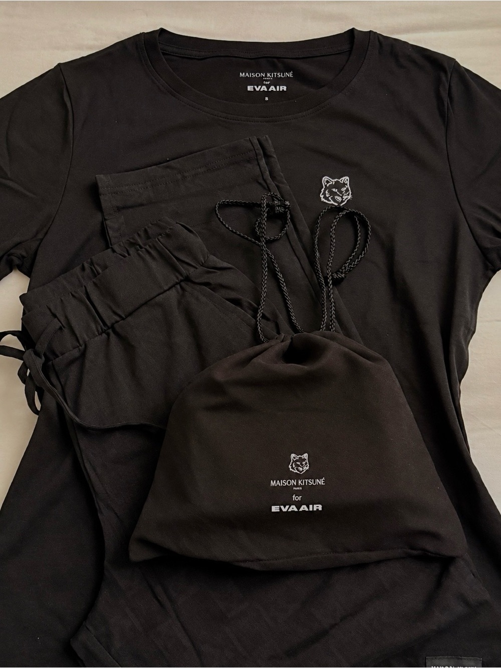 MASON KITSUNÉ X EVA Air Royal Laurel
Class pajama + amenity kit set in black
